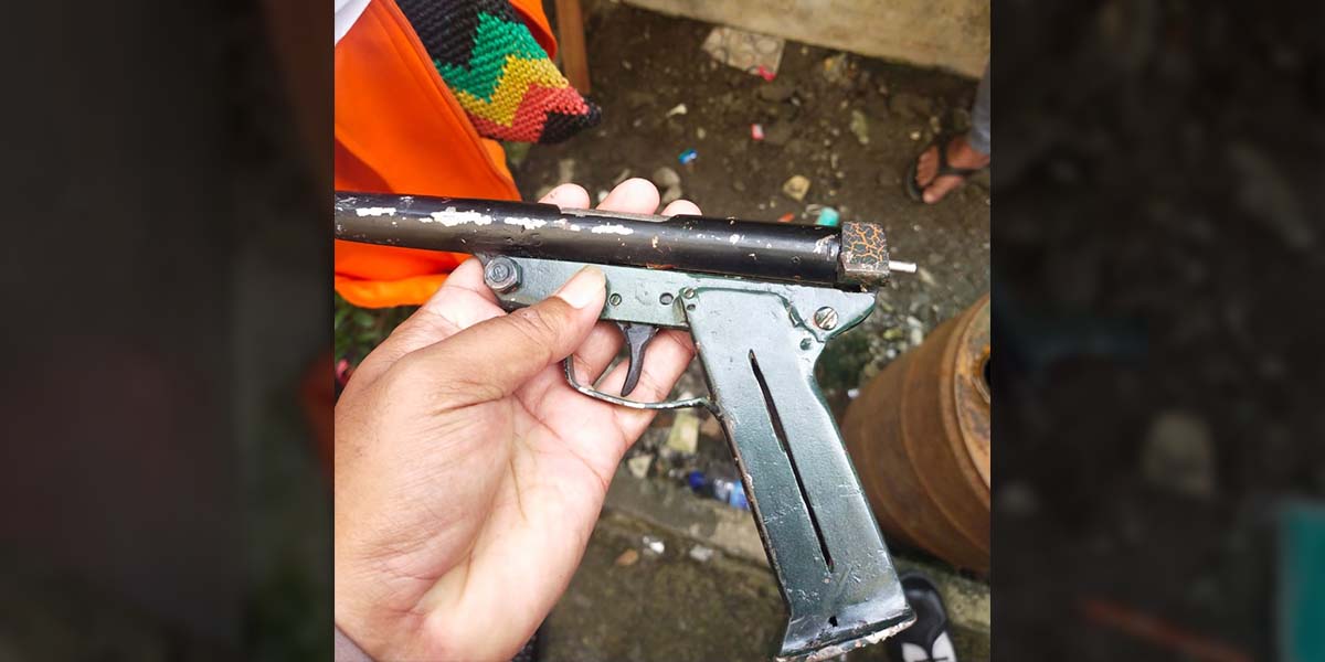 Barang bukti berupa benda mirip senjata api laras pendek yang ditemukan seorang bocah di Jalan Pendidikan pada Minggu (30/5/2021). Foto: Istimewa